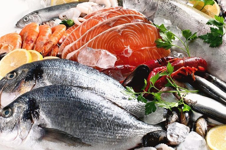 أيّ الأسماك هي الأكثر كثافةً بالسعرات الحرارية؟