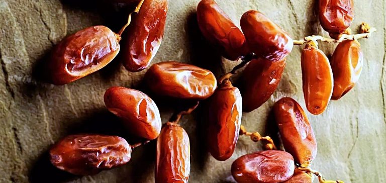 التمر يُسبب زيادة الوزن … صح أم خطأ؟ التمر يُسبب زيادة الوزن ... صح أم خطأ؟
