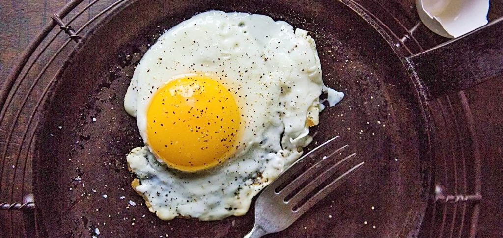 بيض مقلي بطريقة صحية