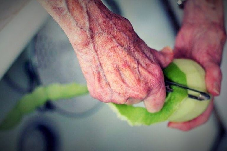 كبار السن ... ما هو النظام الغذائي الأمثل للحفاظ على صحتهم البدنية والنفسية؟