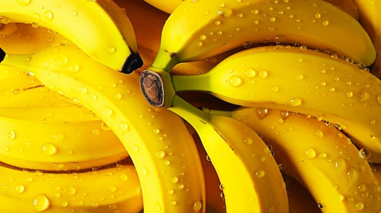 هل يُمكن حقًا حفظ الموز في الثلاجة، وكيف؟