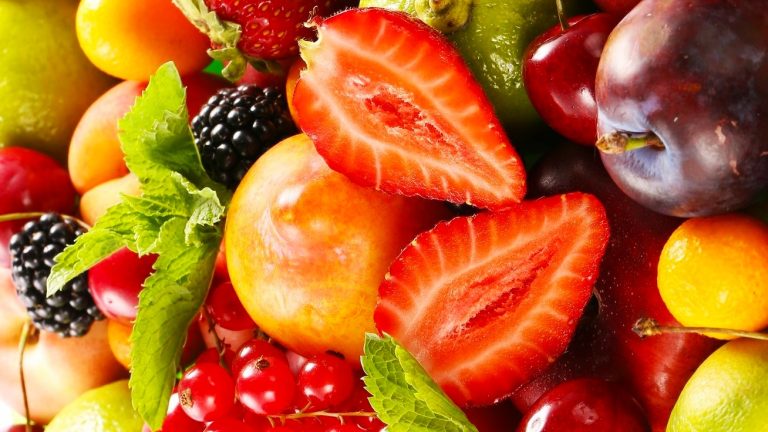 الفاكهة تُسبب زيادة الوزن … صحيح أم خطأ؟ الفاكهة تُسبب زيادة الوزن ... صحيح أم خطأ؟