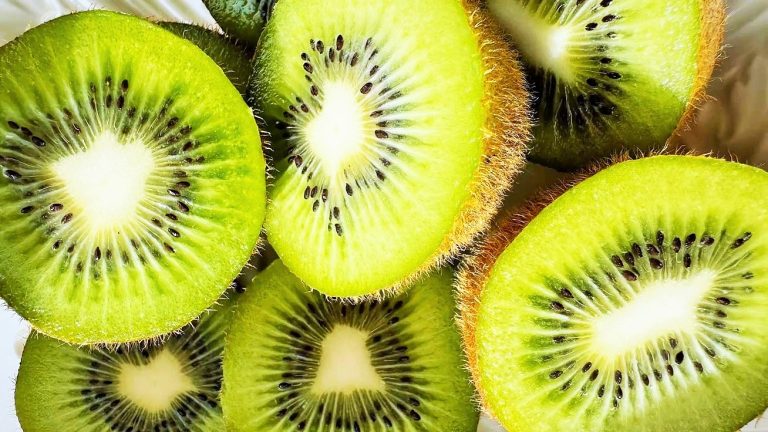 قشور الكيوي صالحة للأكل ... صحيح أم خطأ؟