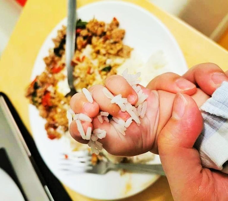 كيف تجعلين طفلك يأكل الفاكهة؟ اتبعي هذه النصائح وستكونين ممتنة!