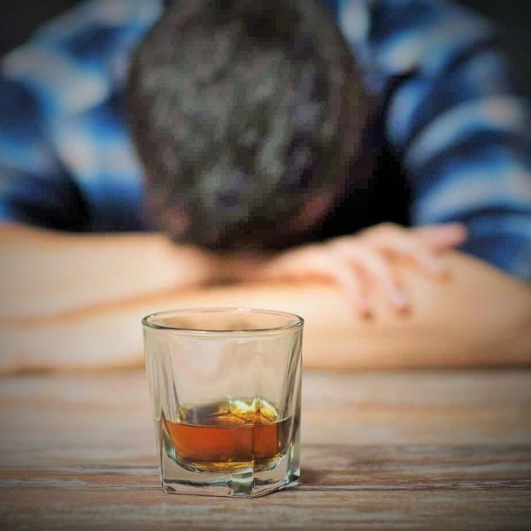 الاكتئاب والكحول ... عاملان خطيران يؤديان إلى نهاية وخيمة