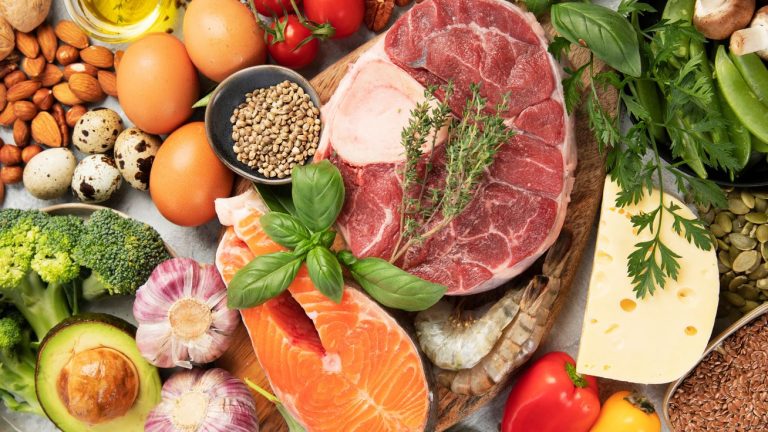 قائمة الأطعمة التي تحفز إنتاج الميلانين واكتساب السمرة الطبيعية