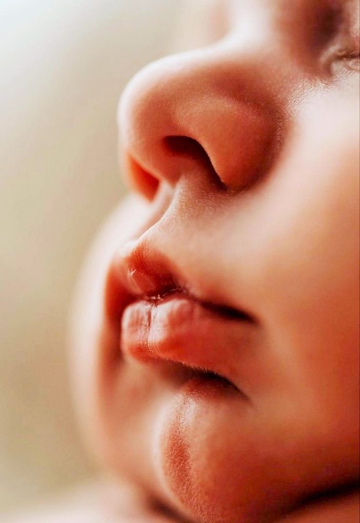 لا يمكنني تنظيف أنف طفلي المصاب بالزكام بشكل صحيح ... هل من نصيحة؟