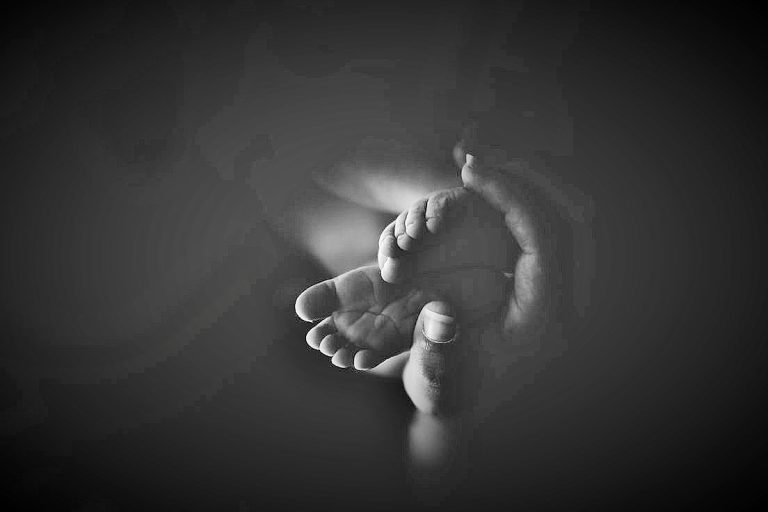 مغص الرضع وبكائهم ... نصائح لجميع أفراد الأسرة