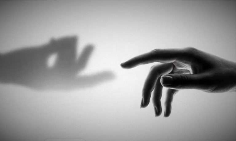 هل صحيح أن انهيار علاقة الأبناء الزوجية سببه تدخل الآباء في اختيار الشريك؟